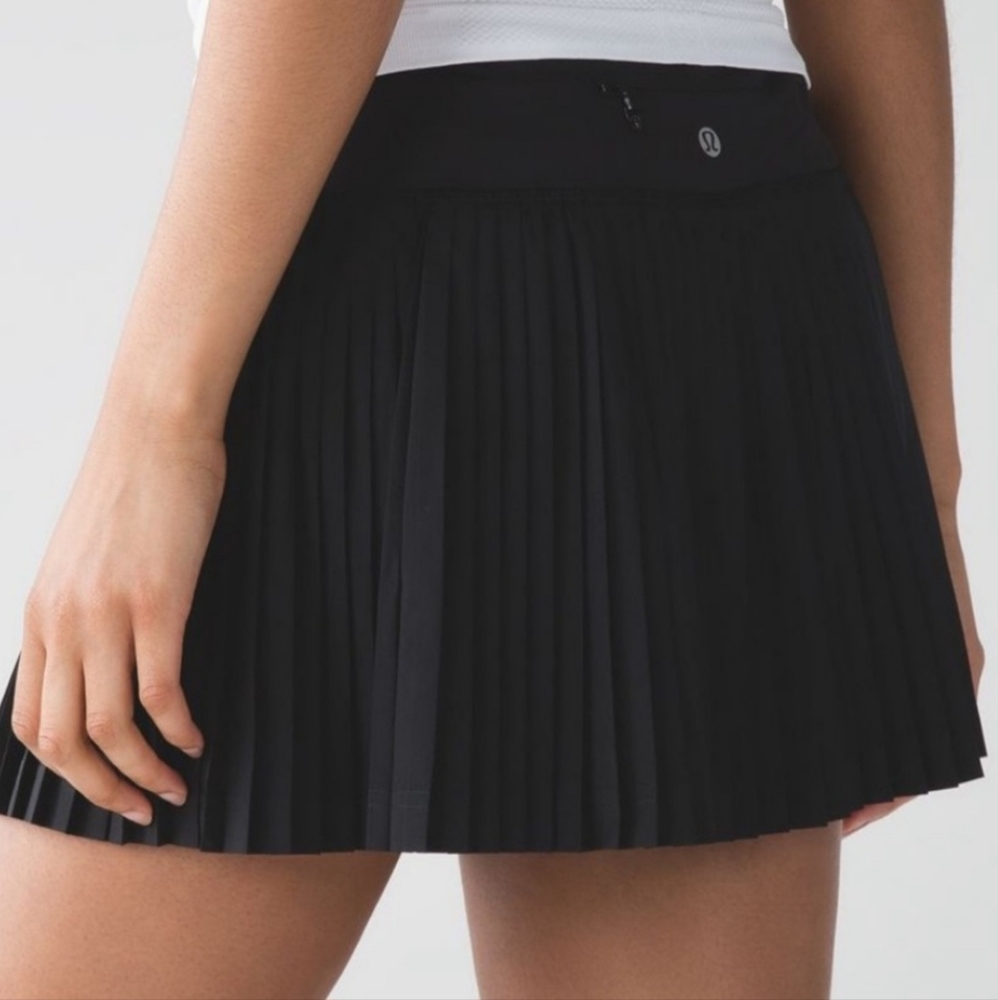 Lululemon pleat built in short skirt size 8 color black